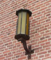 Lampe, utvendig vegg, Kongsberg kirke. Foto: Stig Rune Pedersen (2014)