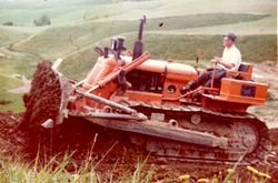 Deutz 8 tonn bulldozer under arbeid med vannledning på Kragerud.Foto: Bjørn Lundby 1960.