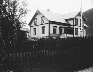 Dolstad prestegaard om 1910 Joh Svendsen.jpg