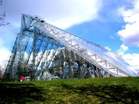 Vernebygget beskytter ruinene mot frostskader. Foto: Torstein Frogner .