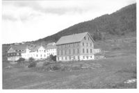 Foldsæ landbruksskule. Den nybygde Dovrehalli nærast. Kjøkken og matsal i kjellarhøgda, kjøkken mot uthuset. Truleg år 1923.