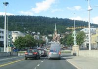 Drammen bybru og Bragernes torg, med Bragernes kirke i enden av aksen. Foto: Stig Rune Pedersen (2007).