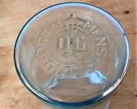 Varemerket til Drammens Glassverk i bunnen av glass. Foto: Stig Rune Pedersen