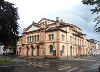 Drammens Teater vender mot Gamle Kirkeplass, men har adresse til Øvre Storgate. Foto: Stig Rune Pedersen (2014)