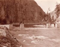 Dette er dammen i vestre/høgre utløpet frå Drang sett oppstraums. Dammen er open og nålene er lagra oppe på damkrona. Årstal 1914 og fotograf er Olav S. Nylid.