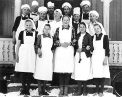 Skolekjøkken på Drengsrud i 1949. Klikk på bildet for å se navn. Foto: Ukjent