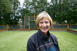 Rektor Tone Halden foran ballbingen på Drengsrud. Foto: Johanne Thorseth (2006).