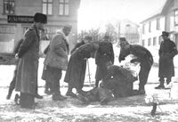 Drept tysk soldat omgitt av medsoldater på Raufoss torg. Foto: Fotografert av tyske militære 1944. Repro: Mjøsmuseet