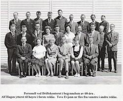 Driftskontorets stab ca 1960. Alf Hagen ytterst til høyre i første rekke.