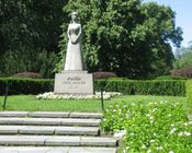 Statue av dronning Maud ved Slottet i Oslo. Foto: Stig Rune Pedersen
