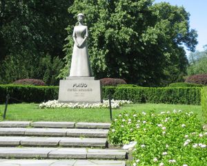 Dronning Maud statue Oslo.jpg