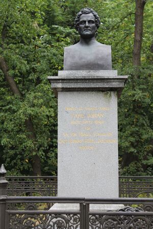 Dronningberget byste av grev Wedel (2).JPG