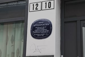 Dronningens gate 10-12 blå plakett Aftenposten.JPG