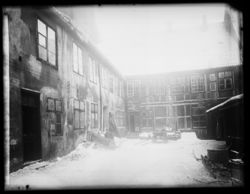 Bakgården med den revne sidefløyen sett mot forhusets sval av bindingsverk. Foto: Narve Skarpmoen