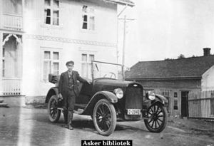 Drosjesjåfør Arvid Christensen ca 1925.jpg