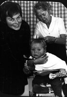 1962/63: Tora Terjesen klipper sin grandnevø, Jarl V. Erichsen. Til venstre Sidsel Terjesen Søm. (Kilde: Erichsenfoto/Jarl V. Erichsen)