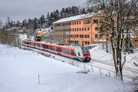 EFA-bygget på Myrvoll med Østfoldbanen i forgrunnen. Foto: Leif-Harald Ruud (2020)