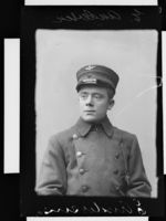 E. Andersen i A/S Holmenkolbanens uniform. Foto: Narve Skarpmoen (omkr. 1900–1930).