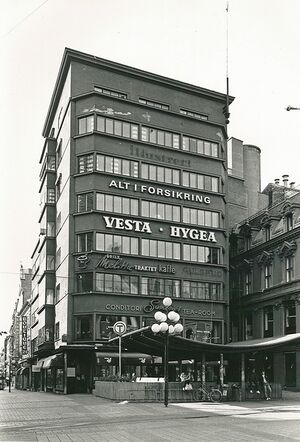 Egertorget 1982 med tak over T-banens nedgang.jpg