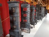 Et utvalg etasjeovner produsert ved jernverket, utstilt på Eidsfoss jernverksmuseum. Foto: Siri Iversen (2018).