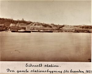 Eidsvold station. Den gamle stationsbygning før branden 1877..jpg