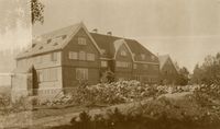 Eidsvoll folkehøgskole, Arnstein Arnebergs første, sjølstendige byggeoppgave. Fra 1922 Eidsvoll landsgymnas.