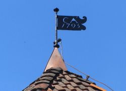 Spir med Carsten Ankers initialer og 1795 på Eidsvollsbygningens sidebygning Nordre pavilion. Foto: Stig Rune Pedersen