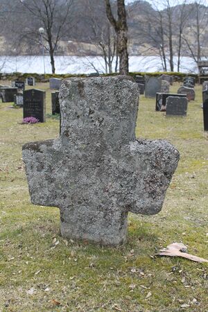 Eiken kyrkjegard kross 01.JPG