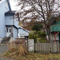 Her, mellom Eineberggata 18 og 20 sto grensesteinen som markerte skillet mellom Trondenes kommune, Sandtorg kommune og Harstad kommune; «Treriksrøysa». Foto: Gunnar E. Kristiansen.