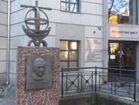 Utenfor Bernhard Getz’ gate 3 står et minnesmerke over biskop Eivind Berggrav. Foto: Stig Rune Pedersen