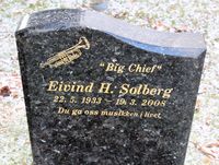 Trompet på jazzmusikers gravminne på Vestre gravlund i Oslo. Foto: Stig Rune Pedersen