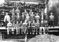Ansatte ved Eker Dampsag & Høvleri i mellomkrigstida.
