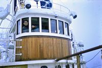 Skipper Oddvar Farstad i rorhuset når «Ekvator» legg til kai.