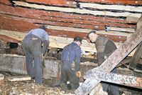 Kjølplanken er på plass og vert her ferdig festa. Me ser at dunkrafta