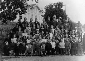 Elevene ved Lunde skole i 1923 (oeb-183150).jpg