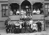 Elever og lærere utenfor skolebygningen.