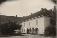 Høyre fløy sett fra gårdstunet («borggården»). Foto: Ukjent / Riksantikvaren (1920).