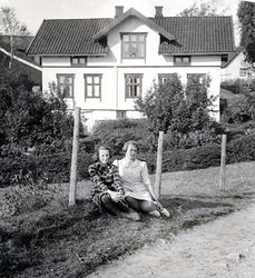 Else Eriksen og Ida Tangerud på Tangerud 1947.