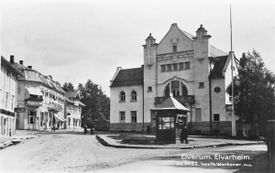 Elvarheim i Elverum fra 1905, brant 11. april 1940 etter bombing. Foto: Thorleif Wardenær/Glomdalsmuseet
