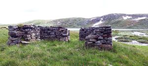 Embrikkstølen steinbu mot sør.jpg