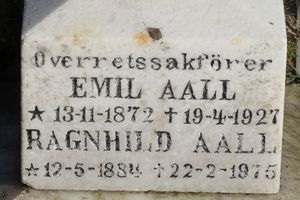 Emil Aall gravminne Oslo.JPG