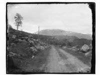 En vei over fjellet. Men hvilket fjell? Foto: Marthinius Skøien (omkr. 1880-1910).