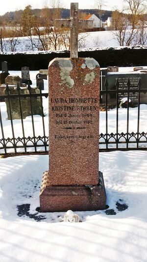 Enebakk kirkegård Laura Støren.jpg