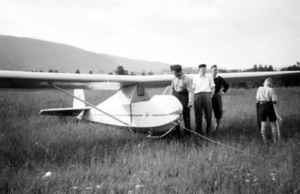 EON Baby med instruktør Bjarne Reier og elevene Birger Sørensen og Willy Fagernes på Lier Flyplass. Foto: Egil Linnes. Klikk på bildet for å se stor utgave