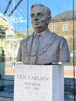 Byste av Tønsbergs ordfører, Erik Carlsen, ved Erik Carlsens plass i Tønsberg. Foto: Siri Iversen