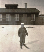 Erik Kastellet (1939-) bodde i Gamle Strømsvei 77. Her står han foran tyskerbrakke nr. 13 i 1942.
