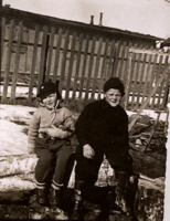 Erik Kastellet og en venn foran brakke nr. 13 i april 1945. Brakkevinduene er her påsatt skydd.