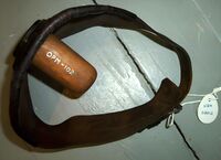 Knebel brukt på Lars Eriksson ved Trondheim straffeanstalt ca 1890. Eid av justismuseet. Tekst ifm orginalbildet: “I flg. fengselsdirektør Daaes skrivelse av 13. mars 1902 fremgår det at knebelet stammer fra Trondheim landsfengsel, hvor Daae tok den med seg ved avreise derfra. Knebelet ble brukt på fange Lars Eriksson, trolig omkring 1890. «Han hadde dag og natt holdt et svare leven, etter en natt med knebelen på ble han from som et lam, og det var ikke mere bråk med ham.» Foto: Justismuseet