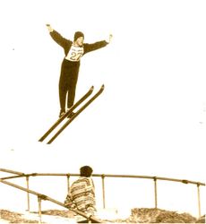 Erling Stranden ble som 12-åring tatt ut til et promoteringshopprenn på Wembley stadion i London 1961. Skihoppere fra mange land deltok - alle de andre var voksne.
