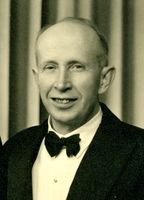 Erling Wethal var bankens første funksjonær, han ble ansatt som kasserer og bokholder 3. november 1921.